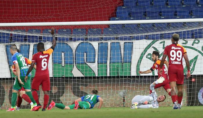 Fernando Muslera, del Galatasaray, se lesiona durante un partido de la liga turca, el 14 de junio, en Rize, Turquía.
 · Foto: Hakan Burak Altunoz, EFE