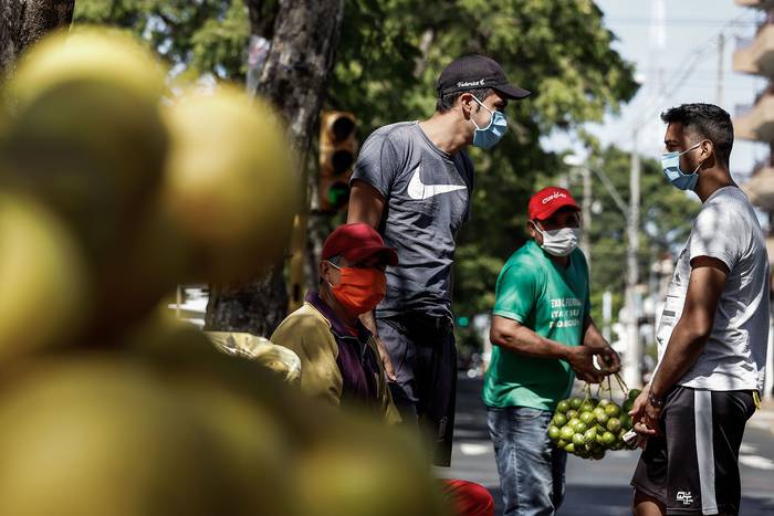 Vendedores callejeros de fruta, el viernes en Asunción, Paraguay. · Foto: Nathalia Aguilar, EFE