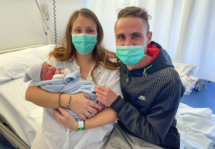 El primer bebé nacido en Andalucía en 2021, en brazos de sus padres, en el Hospital Materno Infantil de Málaga.
 · Foto: EFE, Junta de Andalucía
