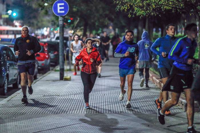 Argentinos realizan actividad física, el lunes, luego de que el Gobierno lo habilitara en Buenos Aires  · Foto: Juan Ignacio Roncoroni, EFE 