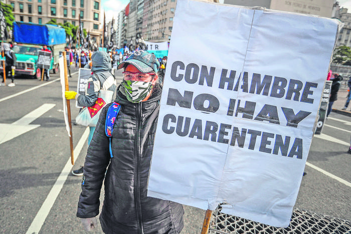 Organizaciones sociales protestan contra la crisis económica, en Buenos Aires. Foto: Juan Ignacio Roncoroni, EFE.