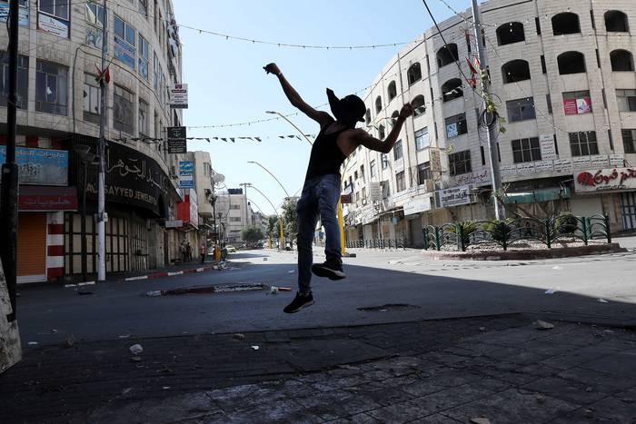 Un hombre enfrenta fuerzas israelíes, este viernes, durante una protesta en la ciudad cisjordana de Hebrón.
 · Foto:  Abed Al Hashlamoun, Efe