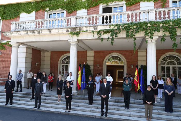 Pedro Sánchez junto a integrantes del gobierno, durante un minuto de silencio por las víctimas del coronavirus, ayer, en el Palacio de La Moncloa en Madrid.
 · Foto: Fernando Calvo, Ministerio de la Presidencia Españ