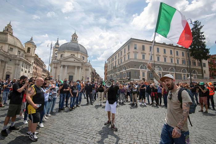 Manifestantes del movimiento Chalecos Naranjas durante la manifestación en el Día de la República Italiana, ayer, en Roma, Italia.
 · Foto:  Claudio Peri, Efe.
