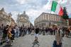 Manifestantes del movimiento Chalecos Naranjas durante la manifestación en el Día de la República Italiana, ayer, en Roma, Italia.
· Foto: Claudio Peri, Efe. Manifestantes del movimiento Chalecos Naranjas durante la manifestación en el Día de la República Italiana, ayer, en Roma, Italia.
· Foto: Claudio Peri, Efe.