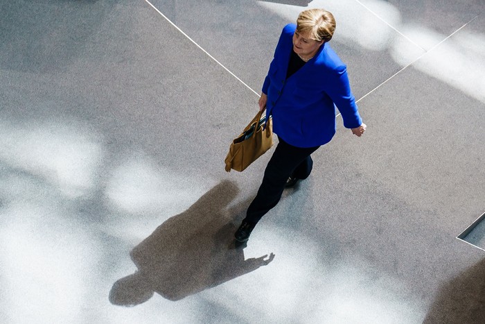 Angela Merkel, abandona el Parlamento alemán 'Bundestag', ayer, en Berlín, Alemania.
 · Foto: Clemens Bilan, EFE