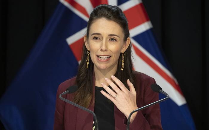 Jacinda Ardern, primera ministra de Nueva Zelanda, informa a los medios sobre el coronavirus, ayer, en la Casa del Parlamento en Wellington. · Foto: Mark Mitchell, AFP