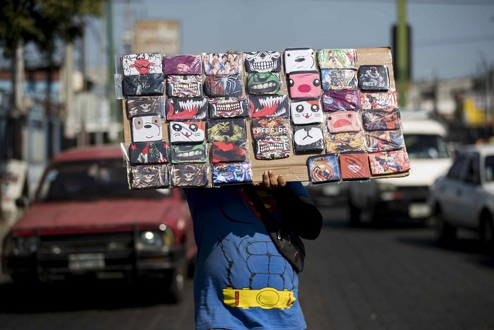 Vendedor de tapabocas, el viernes, en Managua, Nicaragua. · Foto: Jorge Torres, EFE