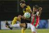 Facundo Torres, de Peñarol, y Andrés Revecca, de Deportivo Maldonado, ayer, en el Campeón del Siglo.
· Foto: Ernesto Ryan Facundo Torres, de Peñarol, y Andrés Revecca, de Deportivo Maldonado, ayer, en el Campeón del Siglo.
· Foto: Ernesto Ryan