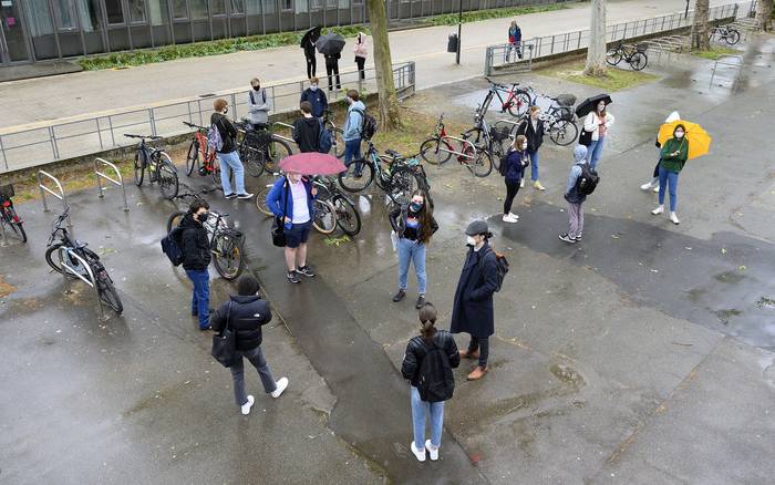 Estudiantes durante un descanso en la escuela secundaria Friedrich-Schiller, en Ludwigsburg, sur de Alemania, el 4 de mayo. · Foto: Thomas Kienzle, AFP