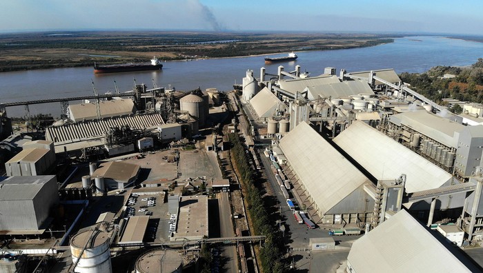 Planta de la empresa agroexportadora Vicentín a orillas del río Paraná, en San Lorenzo, provincia de Santa Fe, Argentina, el 10 de junio.
 · Foto: Gustavo Saita, AFP