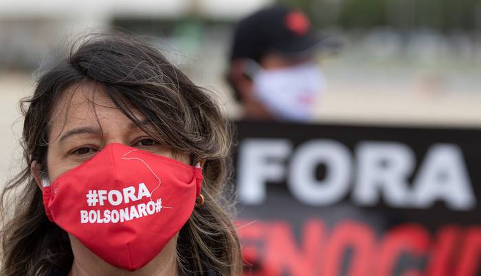Protesta contra el presidente de Brasil, Jair Bolsonaro, este miércoles, en el Palacio de Planalto en Brasilia. · Foto: Joédson Alves, EFE