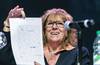 Hortensia Campanella muestra un texto original de la novela inconclusa inédita Tampoco soy de aquí, durante la conferencia de prensa de la Fundación Benedetti, ayer, en El Galpón.
· Foto: Ernesto Ryan Hortensia Campanella muestra un texto original de la novela inconclusa inédita Tampoco soy de aquí, durante la conferencia de prensa de la Fundación Benedetti, ayer, en El Galpón.
· Foto: Ernesto Ryan