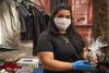 Agustina, actualmente en el seguro de paro, vende en la feria de Tristán Narvaja, el 12 de abril. · Foto: Mariana Greif Agustina, actualmente en el seguro de paro, vende en la feria de Tristán Narvaja, el 12 de abril. · Foto: Mariana Greif