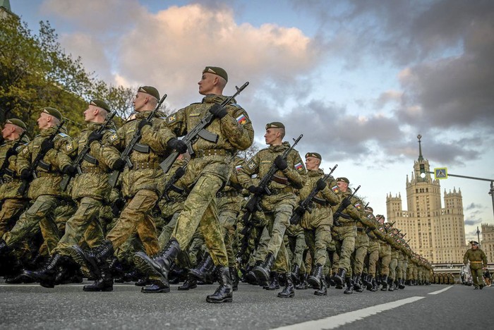 Militares rusos participan en el  ensayo del desfile militar del Día de la Victoria, el 9 de mayo de 2022,  en el centro de Moscú. · Foto: Natalia Kolesnikova, AFP