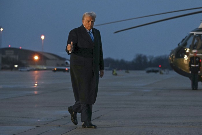 Donald Trump, antes de abordar el Air Force One en la Base Conjunta Andrew, el 31 de enero, en Maryland. · Foto: Jim Watson, AFP