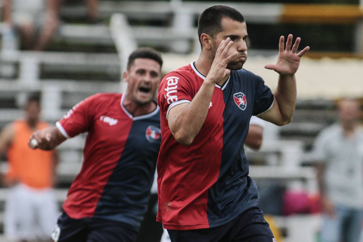 Con el partido entre Albion y Torque, volvió el fútbol uruguayo