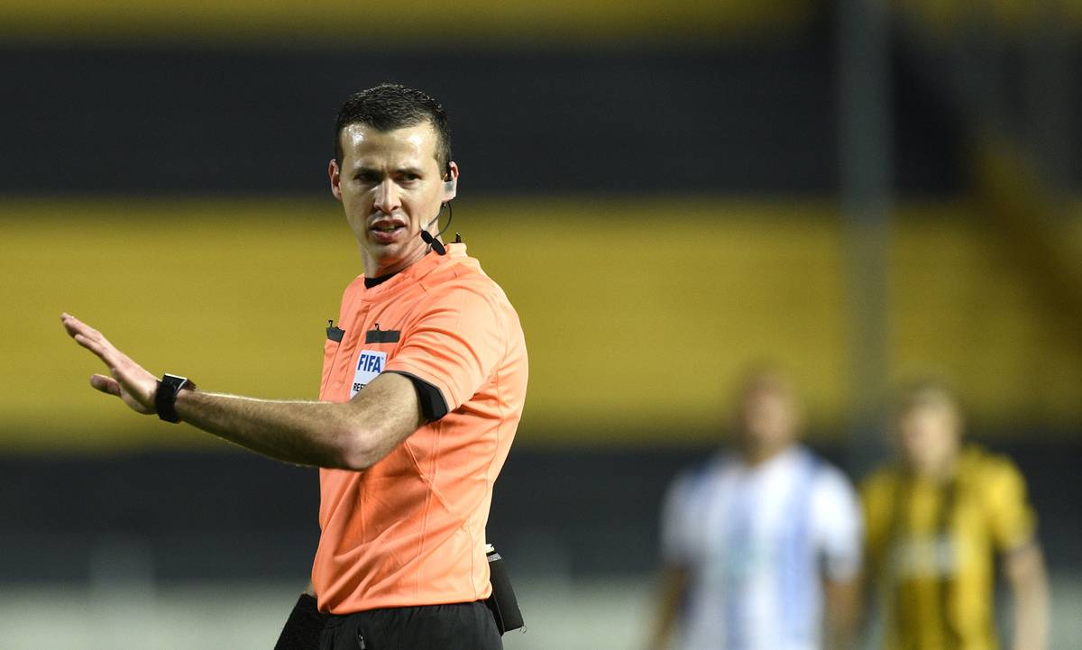 Vidas paralelas: ¿Qué otros trabajos tienen los árbitros del fútbol uruguayo  y cómo coordinan las dos actividades? - EL PAÍS Uruguay
