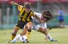 Paula Viera, de Peñarol, y Esperanza Pizarro, de Nacional, el 10 de diciembre de 2020, en el Estadio Centenario. · Foto: Fernando Morán Paula Viera, de Peñarol, y Esperanza Pizarro, de Nacional, el 10 de diciembre de 2020, en el Estadio Centenario. · Foto: Fernando Morán