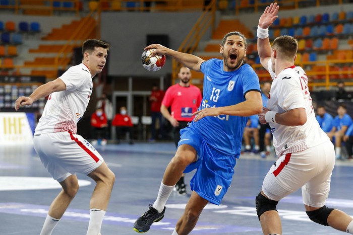 Máximo Cancio (C), de Uruguay, y el polaco Patryk Walczak (d), ayer, en El Cairo, Egipto.
 · Foto: Petr David Josek / POOL / AFP