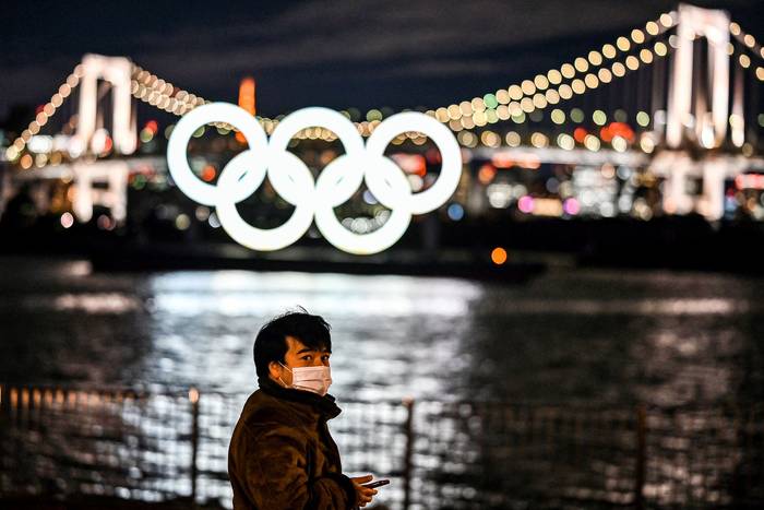 Los Anillos Olímpicos iluminan en el paseo marítimo de Odaiba, el miércoles, en Tokio.
 · Foto: Charly Triballeau, AFP