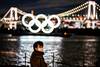 Los Anillos Olímpicos iluminan en el paseo marítimo de Odaiba, el miércoles, en Tokio.
· Foto: Charly Triballeau, AFP Los Anillos Olímpicos iluminan en el paseo marítimo de Odaiba, el miércoles, en Tokio.
· Foto: Charly Triballeau, AFP
