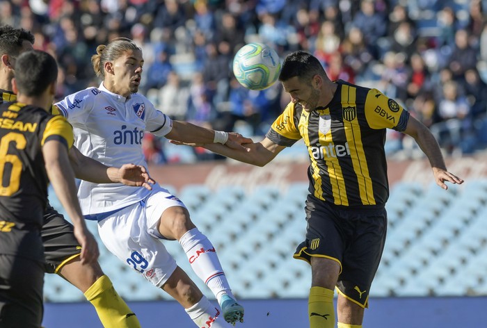 Thiago Vecino, de Nacional y Fabricio Formiliano, de Peñarol, el 1 de setiembre de 2019. · Foto: Sandro Pereyra