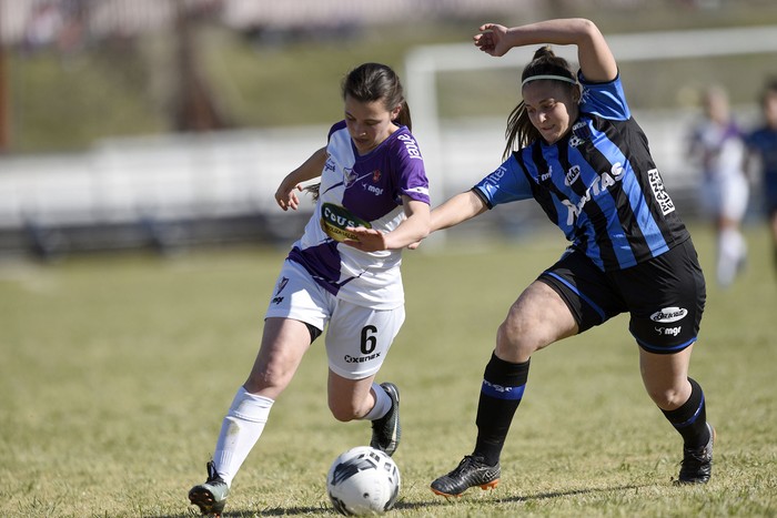 Melisa Molina, de Fénix, y Shirley Duque, de Liverpool, el 20 de setiembre de 2020, en el Estadio Eduardo Martínez Monegal, en Canelones.  · Foto: Fernando Morán