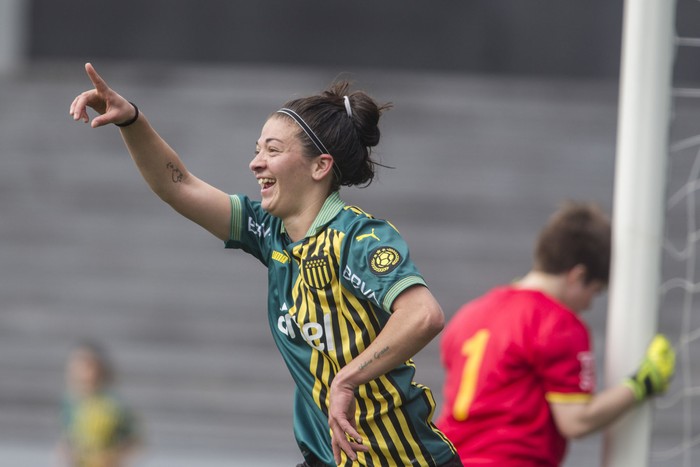 Lorena Graña, de Peñarol, festeja el cuarto gol a Progreso, el 4 de octubre, en el estadio Charrúa.
 · Foto: .