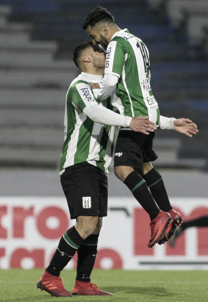 Gastón Alvite y Jorge Zambrana festejan el tercer gol de Racing a Sudamérica, este martes, en el estadio Charrúa. · Foto: .