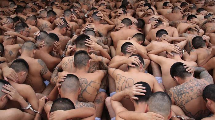 Arresto de miembros de la Mara Salvatrucha, el 24 de abril, en Ciudad Barrios, El Salvador. · Foto: Presidencia de El Salvador, AFP