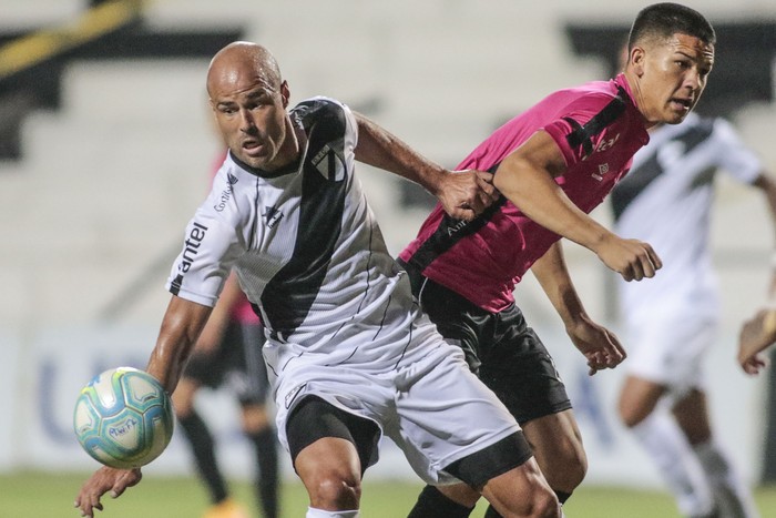 Matías Fritzler, de Danubio, y César Araújo, de Wanderers, el miércoles en el Parque Viera. · Foto: .