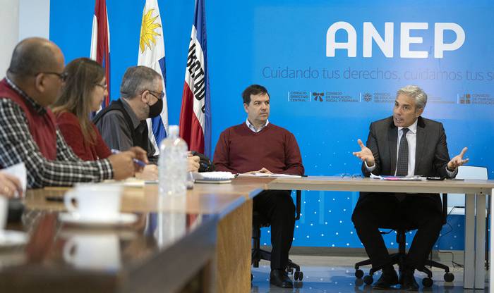 Reunión entre la Coordinadora de Sindicatos de la Educación del Uruguay con el Consejo Directivo Central, en la Administración Nacional de Educación Pública, el 14 de mayo. · Foto: Mariana Greif