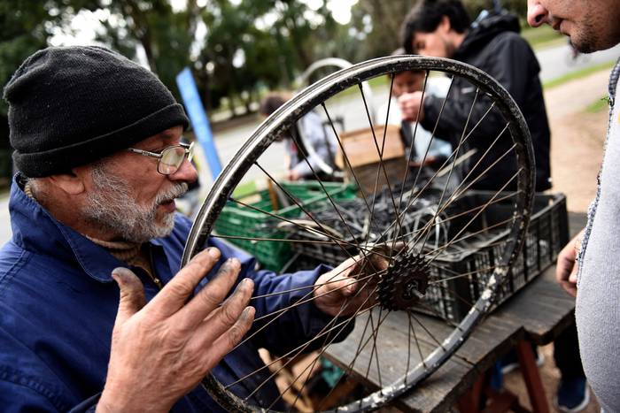Reparación de bicicletas en el Parque Batlle (archivo, mayo de 2017). · Foto: Nicolás Celaya / adhocFOTOS
