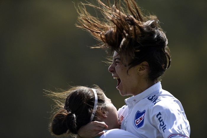 Esperanza Pizarro y Juliana Castro, de Nacional, el 6 de setiembre en el estadio Charrúa. · Foto: Fernando Morán