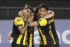 Los jugadores de Peñarol festejan después de anotar contra el Atlético Paranaense de Brasil, en el Estadio Campeón del Siglo. · Foto: Raul Martínez, POOL AFP Los jugadores de Peñarol festejan después de anotar contra el Atlético Paranaense de Brasil, en el Estadio Campeón del Siglo. · Foto: Raul Martínez, POOL AFP