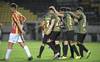 Los jugadores de Peñarol festejan un gol a Progreso, ayer, en el estadio Campeón del Siglo. · Foto: Sandro Pereyra Los jugadores de Peñarol festejan un gol a Progreso, ayer, en el estadio Campeón del Siglo. · Foto: Sandro Pereyra