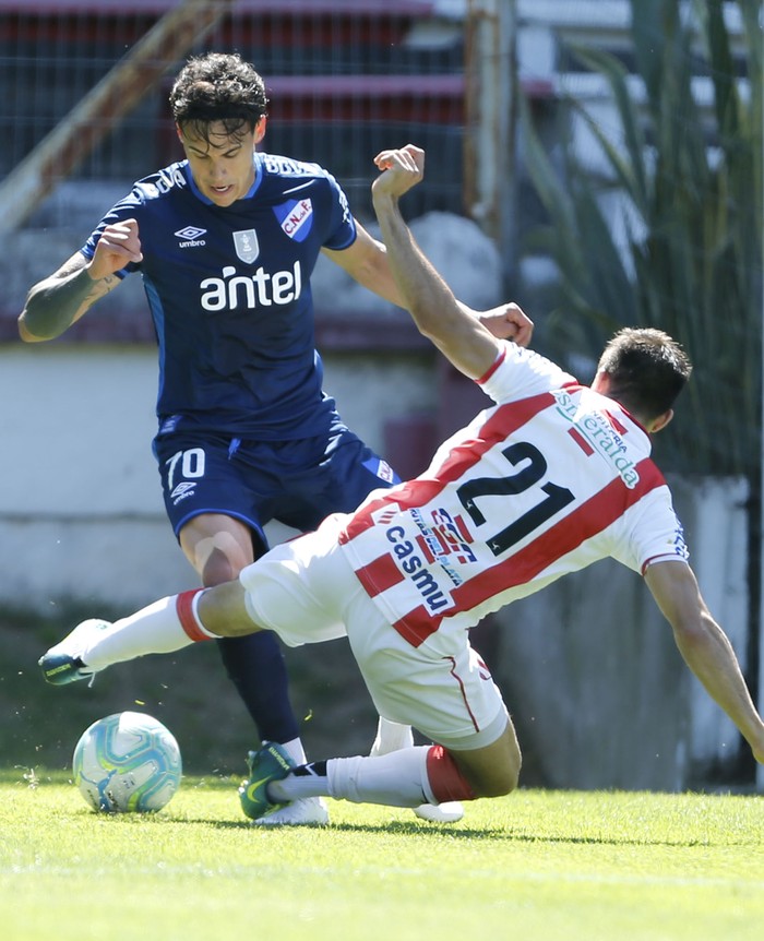 Ignacio Lores, de Nacional, y Facundo Bonifazi, de River Plate, ayer, en el parque Federico Saroldi. · Foto: Mariana Greif