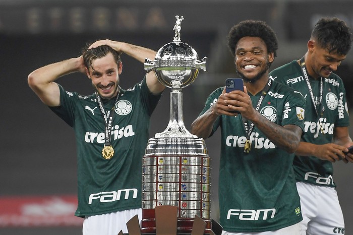 Matías Vina y Luiz Adriano, de Palmeiras, luego de ganar la Copa Libertadores, el sábado, en el estadio Maracaná, en Río de Janeiro, Brasil. · Foto: Mauro Pimentel, AFP