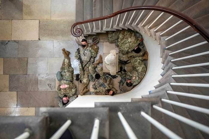 Efectivos de la Guardia Nacional estadounidense duermen este miércoles, en el interior del Capitolio, en Washington · Foto: Jim Lo Scalzo, Efe