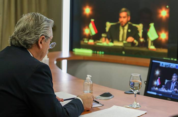 Alberto Fernández durante la primera Cumbre del Mercosur celebrada en video conferencia, este jueves, en la residencia presidencial de Olivos, en Buenos Aires. · Foto: Esteban Collazo, presidencia argentina
