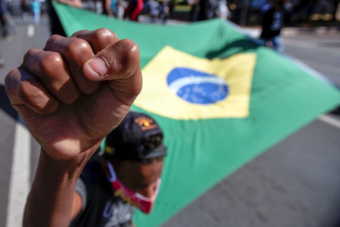 Protesta contra el presidente de Brasil, Jair Bolsonaro, defendiendo la democracia, y condenando el racismo y el fascismo, en Brasilia. · Foto: Joédson Alves, EFE