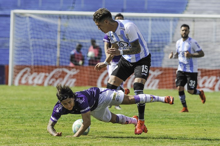 Bryan Olivera, de Fénix, y Bryan Bentaberry, de Cerro, ayer, en el estadio Luis Tróccoli. · Foto: Federico Gutiérrez