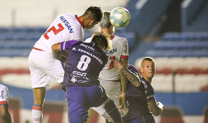 Mathías Laborda convierte el gol de Nacional a Fénix, ayer, en el Gran Parque Central. · Foto: Sandro Pereyra Mathías Laborda convierte el gol de Nacional a Fénix, ayer, en el Gran Parque Central. · Foto: Sandro Pereyra