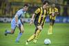 Facundo Pellistri, de Peñarol, y Andrew Teuten, de Torque, el sábado, en el estadio Campeón del Siglo. · Foto: Sandro Pereyra Facundo Pellistri, de Peñarol, y Andrew Teuten, de Torque, el sábado, en el estadio Campeón del Siglo. · Foto: Sandro Pereyra