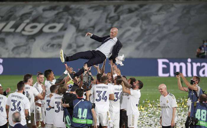 Los jugadores del Real Madrid y su entrenador, Zinedine Zidane, durante los festejos por el título de liga, este jueves, en el Estadio Alfredo Di Estefano en Madrid. 
 · Foto: Rodrigo Jiménez, EFE