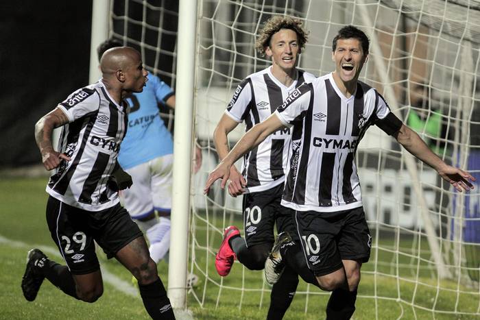 Ignacio González (d) festeja el gol de Wanderers a Cerro Largo, junto a Mathías Acuña (i) y Maximiliano Pérez, en el Parque Viera. · Foto: Ernesto Ryan