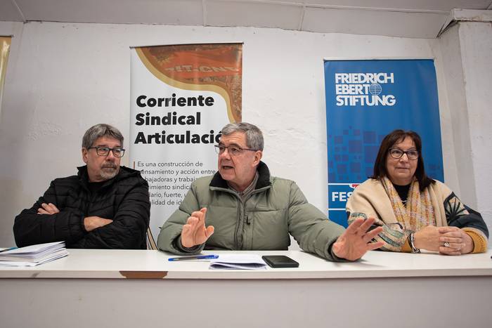 Fernando Gambera, Milton Castellano y Elbia Pereira, el 28 de julio, durante el plenario nacional Corriente Sindical Articulación, en el local de ASU, en Montevideo. · Foto: Rodrigo Viera Amaral