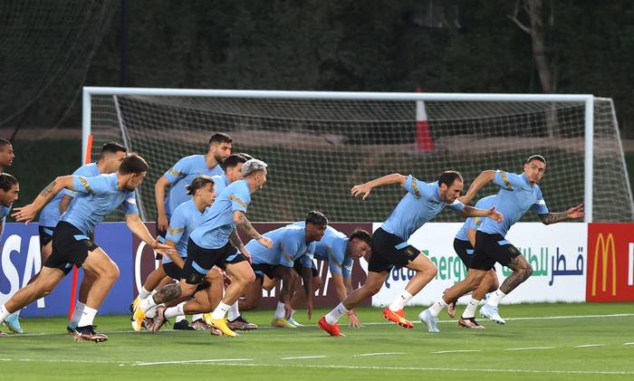Entrenamiento de la selección uruguaya, el 23 de noviembre, en el Parque Al Wanda en Doha. · Foto:  Mohamed Messara, Efe