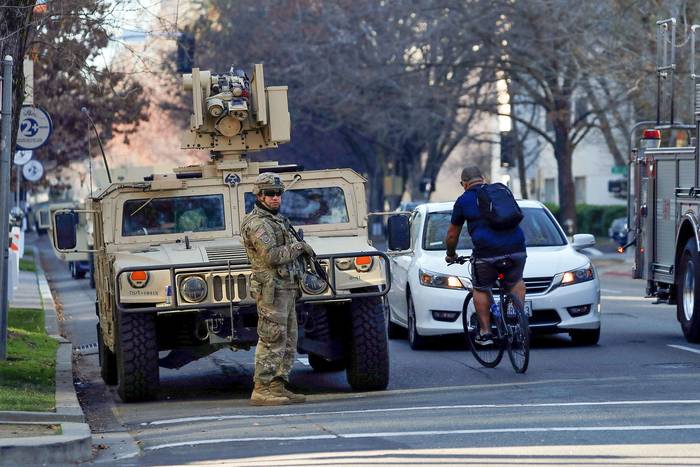 Soldados de la Guardia Nacional patrullan alrededor del Capitolio estatal en Sacramento, California, Estados Unidos.
 · Foto: John G. Mabanglo, EFE
